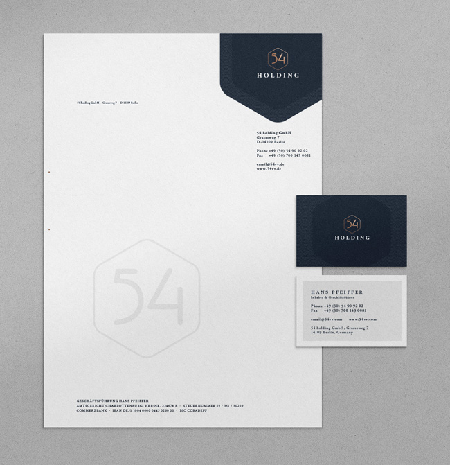 Corporate Design der 54 Holding mit Briefbogen, quadratischer Logokarte und zweiseitigen Visitenkarten auf grauem Hintergrund